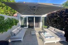 Solero-parasol-Presto-platinum-grijs-op-granieten-voet