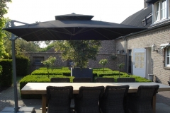 laterna-zwevende-parasol-zwart