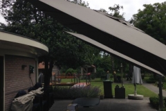 tuinparasol Palestro taupe 2 x schuin.png