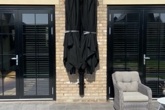 Parasol-Prostor-Duo-Muur-zwart-gesloten